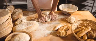 boulanger qui travaille son pain